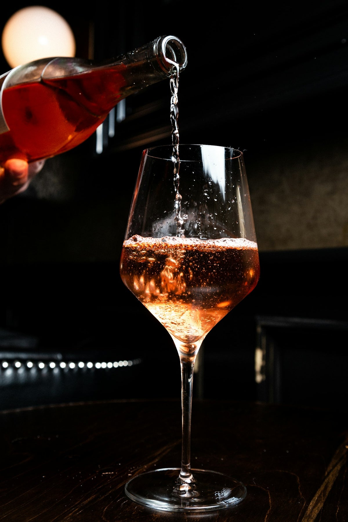 Verres de vin rouge sur une table en bois pour un cadeau d'amateur de vin