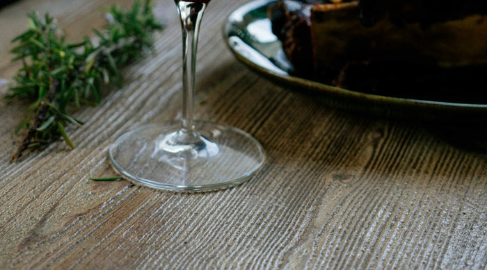 Service d'un vin rouge dans un verre lors d'une dégustation