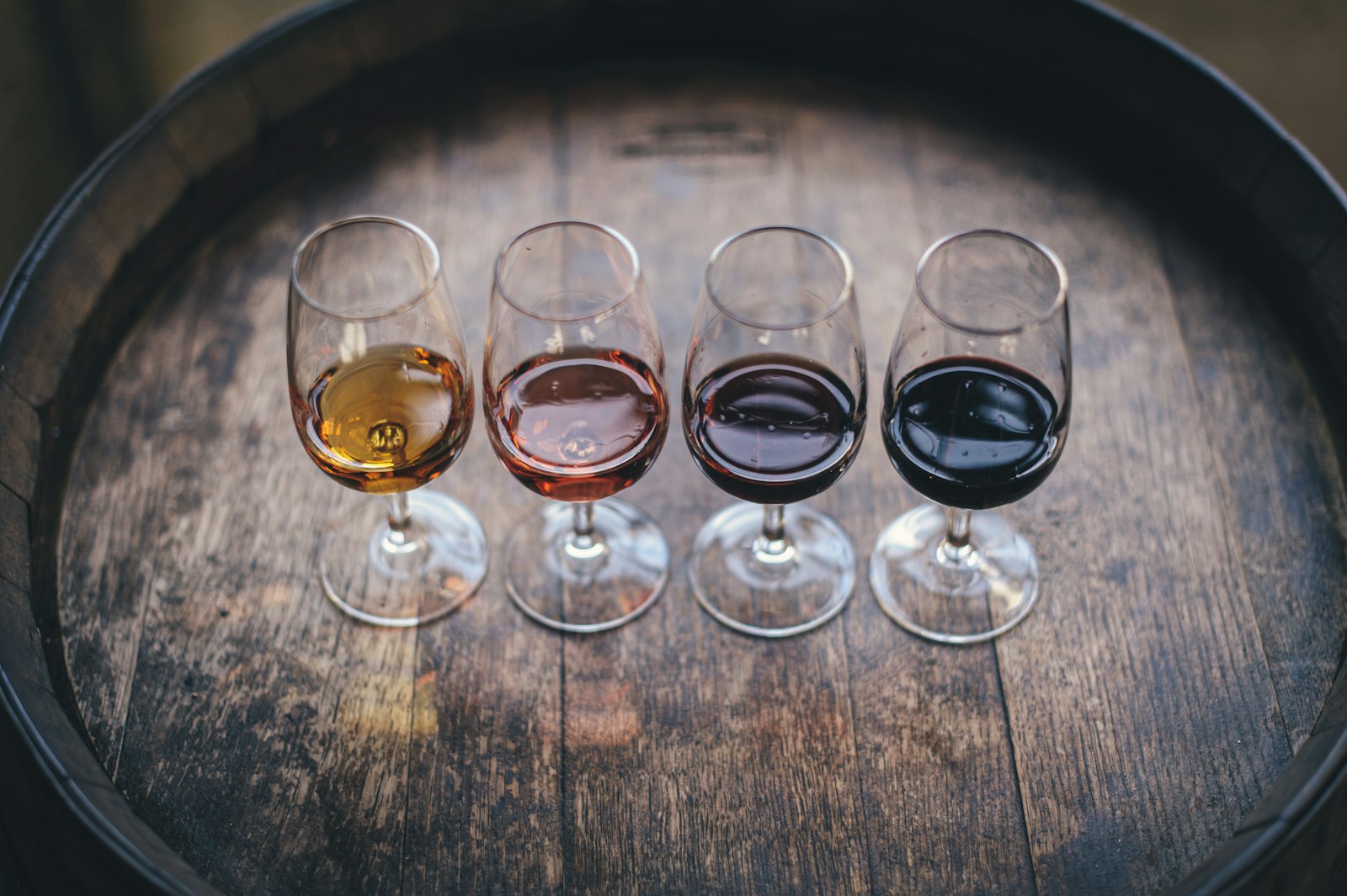 Vignoble français au coucher du soleil avec rangées de vignes